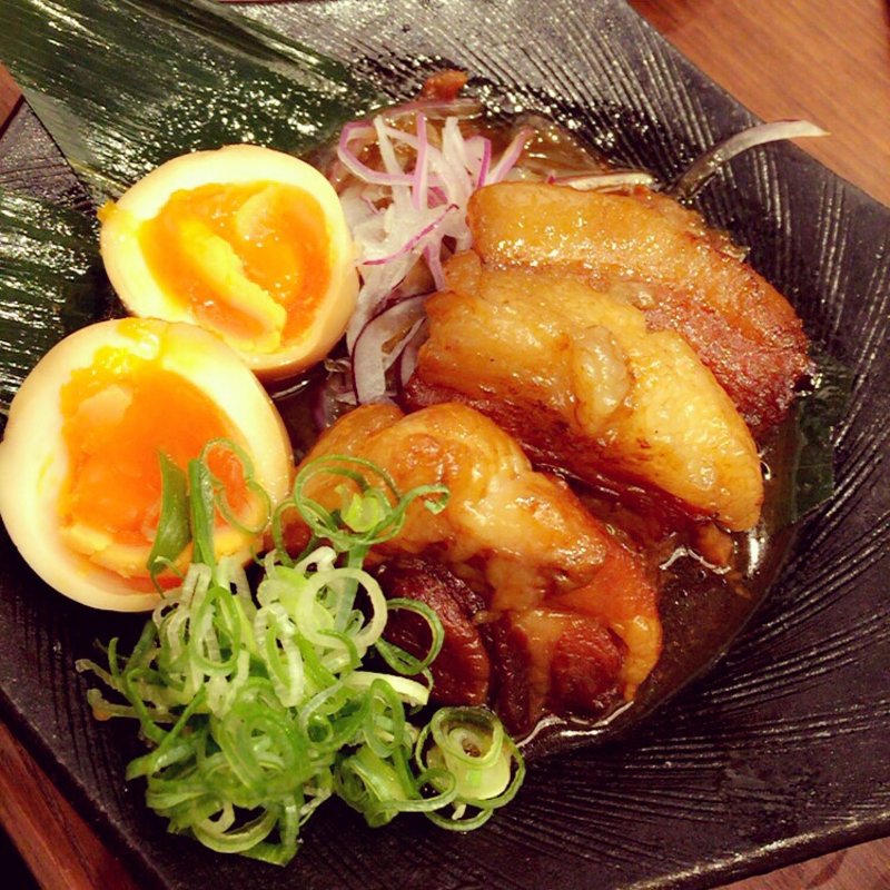 豚あご肉の角煮と半熟玉子(山内農場 飯能北口駅前店)