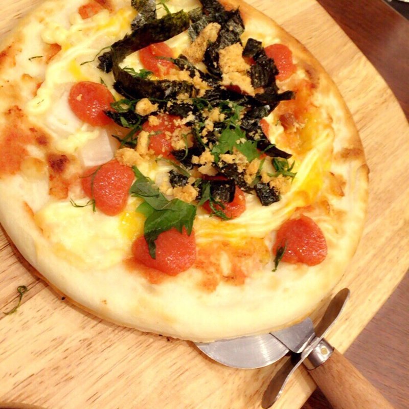 三種のチーズとお餅 明太子の和ッピザ(山内農場 飯能北口駅前店)