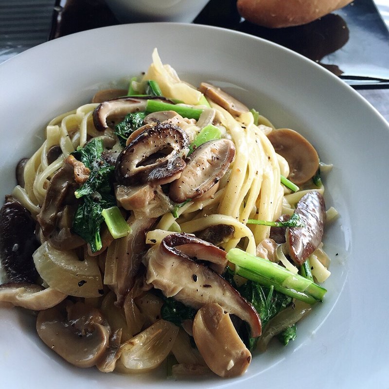 きのこのクリームパスタ（旬の生しいたけ）(カフェ忠左衛門 )