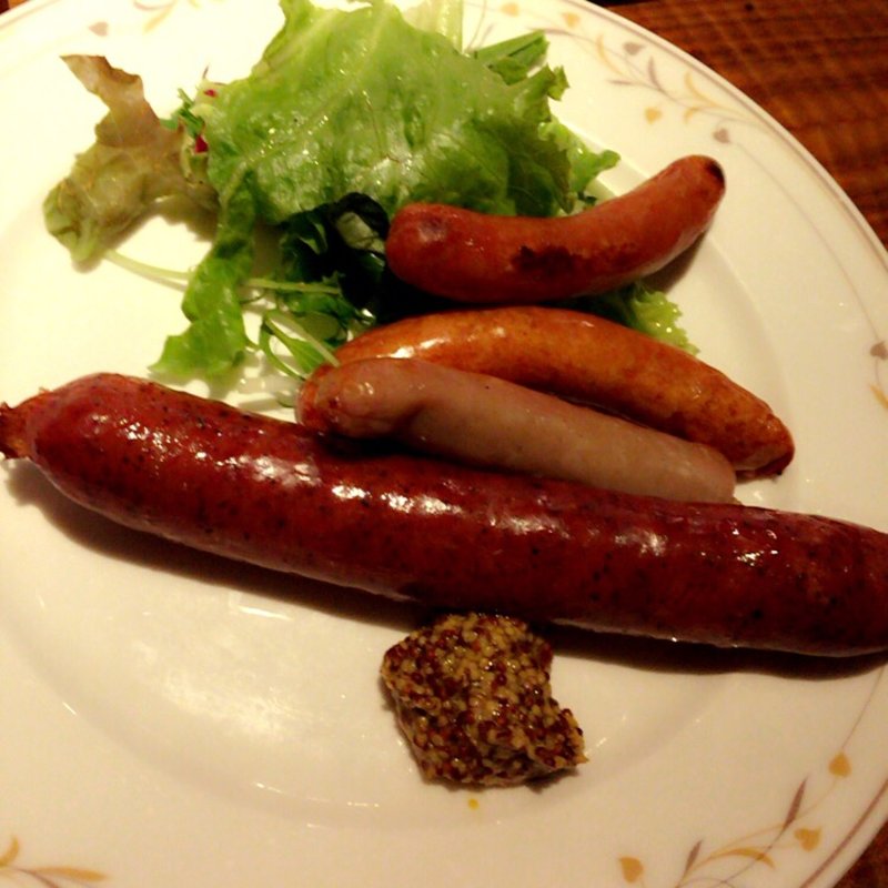 みんな大好きソーセージ盛合わせ(びすとろHIRO)