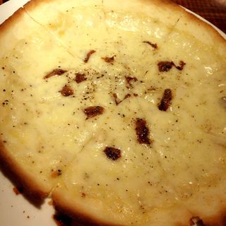 クワトロフロマッジョ 4種のチーズを使ったピザ(びすとろHIRO)