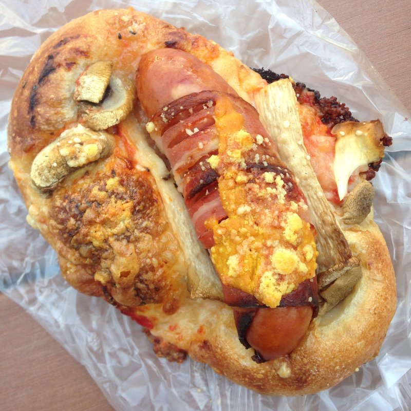 キノコとソーセージのパン(トラスパレンテ 中目黒)