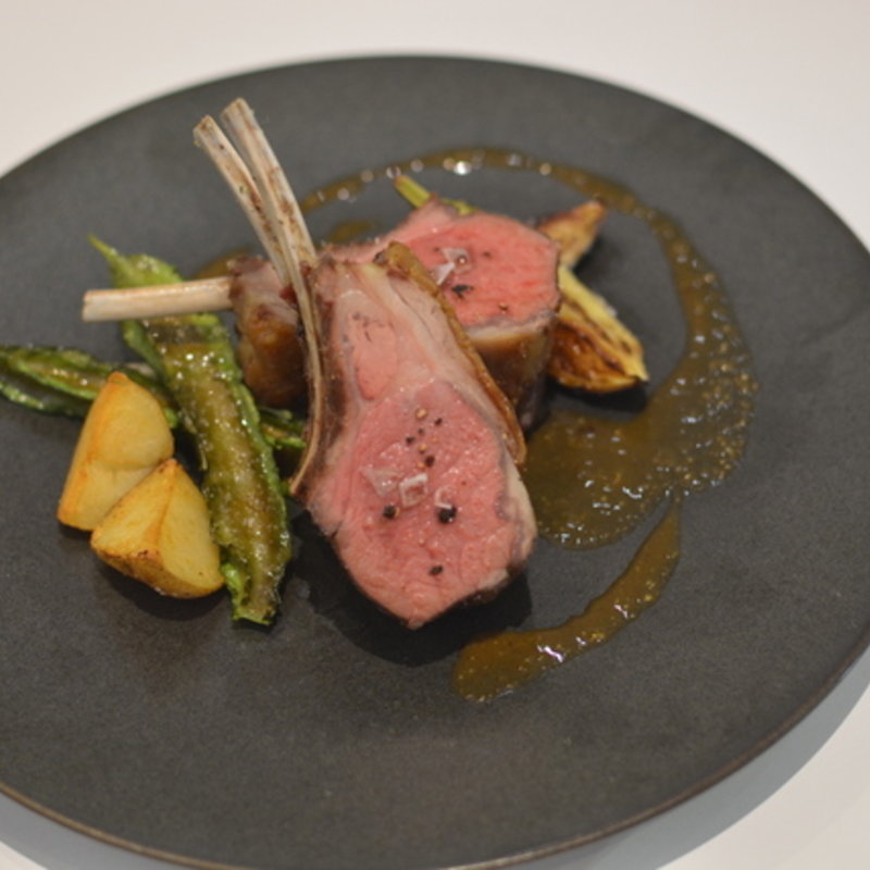 骨付き仔羊のハーブ焼き(MOTORA)