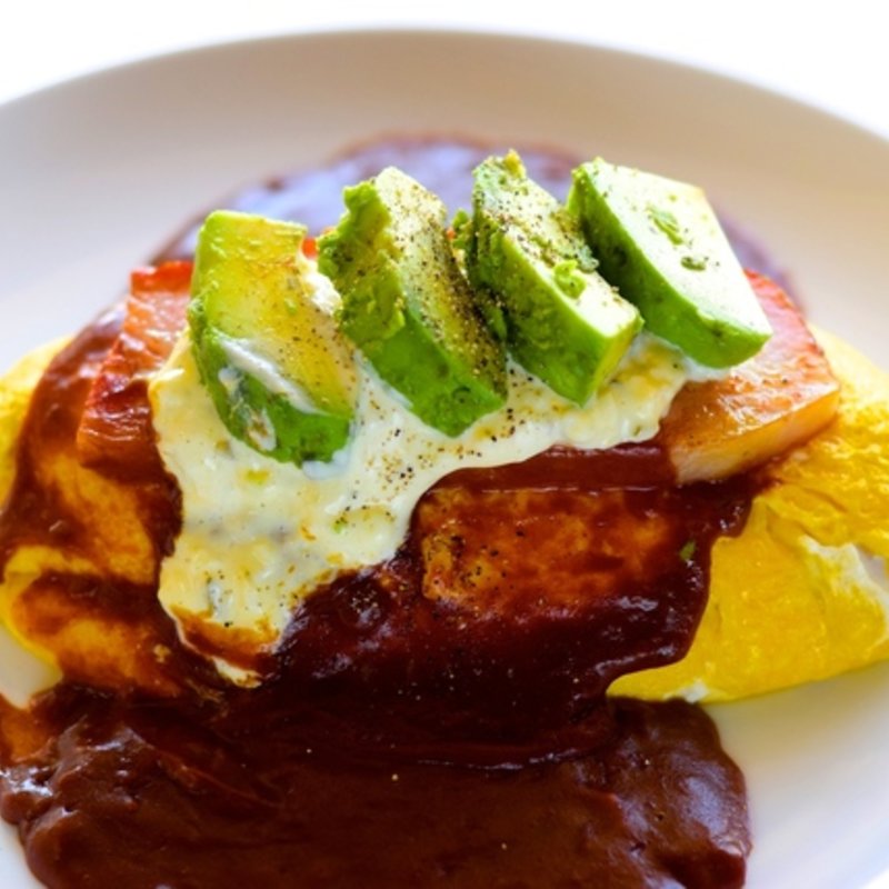 アボカドのせグリルベーコンデミグラスソースオムライス(キッチンエッグス （Kitchen Eggs）)