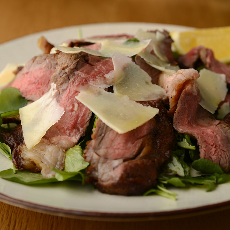 牛リブロースのタリアータ　グラナパダーノチーズ、ルッコラ添え(オービカ モッツァレラバー 六本木ヒルズ店 （OBIKA MOZZARELLA BAR）)