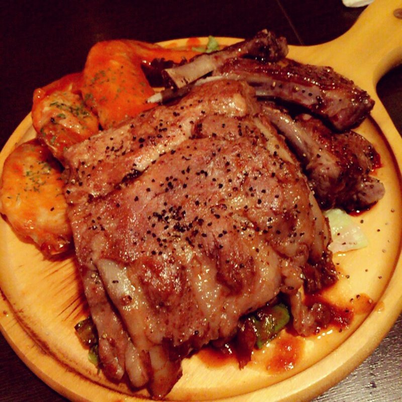 当店一番人気骨付き肉コンボ(池袋　肉バル中町 )