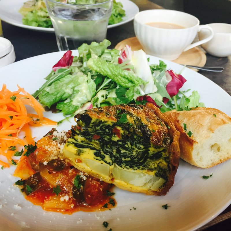 ベーコンとゴーダチーズのキッシュとラタトゥイユ 人参テペのプレート(アナログ カフェ ラウンジ トーキョー （ANALOG CAFE／LOUNGETOKYO）)