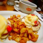 Eggs benedict with the hollandaise on the side(JUNIOR'S RESTAURANT)