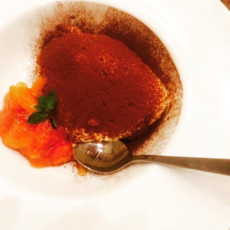 濃厚ティラミス　トマトのコンフィチュール添え(spanish Italian Azzurro520+cafe　-costa de terraza- （スパニッシュ　イタリアン　アズーロ　ゴーニーゼロ　プラス　カフェ　コスタ　デ　テラッツァ）)