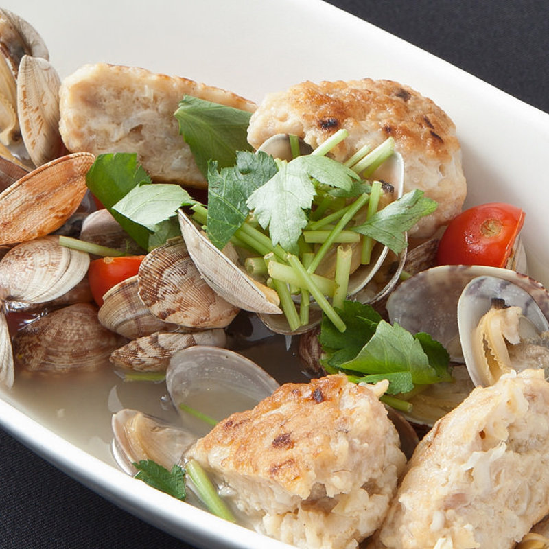 鮮魚のつくねとアサリの酒蒸し(おかず割烹 慎)