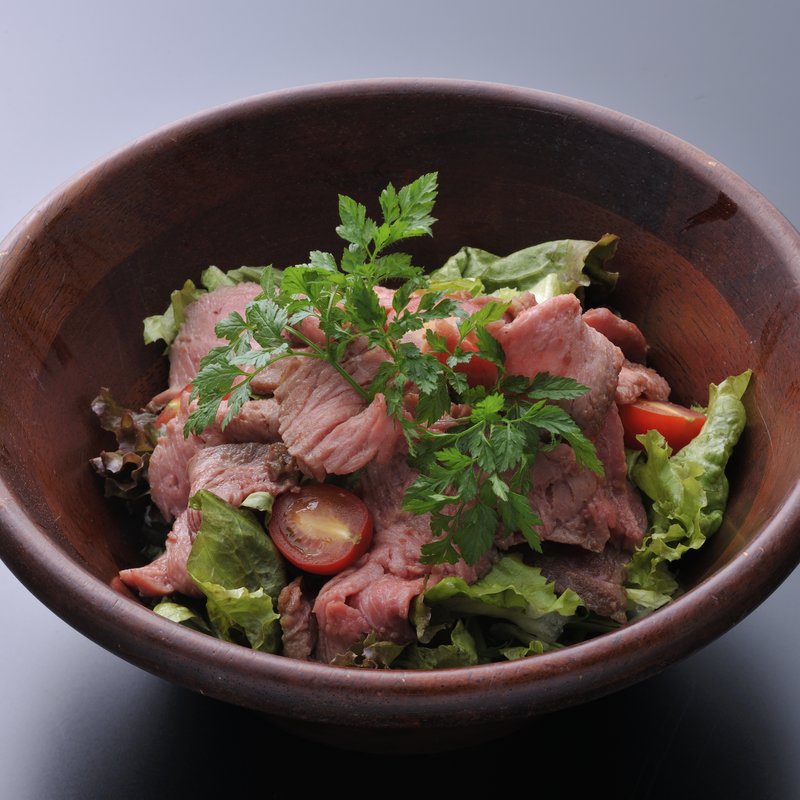 ローストビーフと麦芽のサラダ(CAFE＆WINE OSCAR)