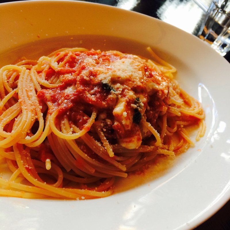 モッツァレラチーズとバジリコのトマトソーススパゲッティ(セントベーネ （Sento Bene）)