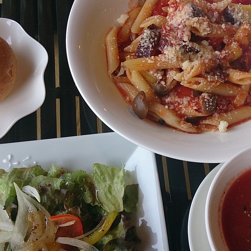 さつまいもとキノコのトマトソース・ショートパスタ(季逢庵)