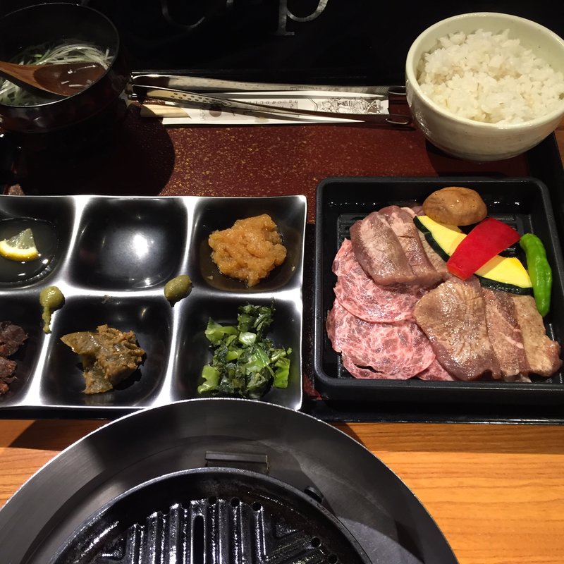 土日祝日限定メニュー 牛たん食べ比べセット(伊達の牛たん本舗 東京駅グランルーフ店)