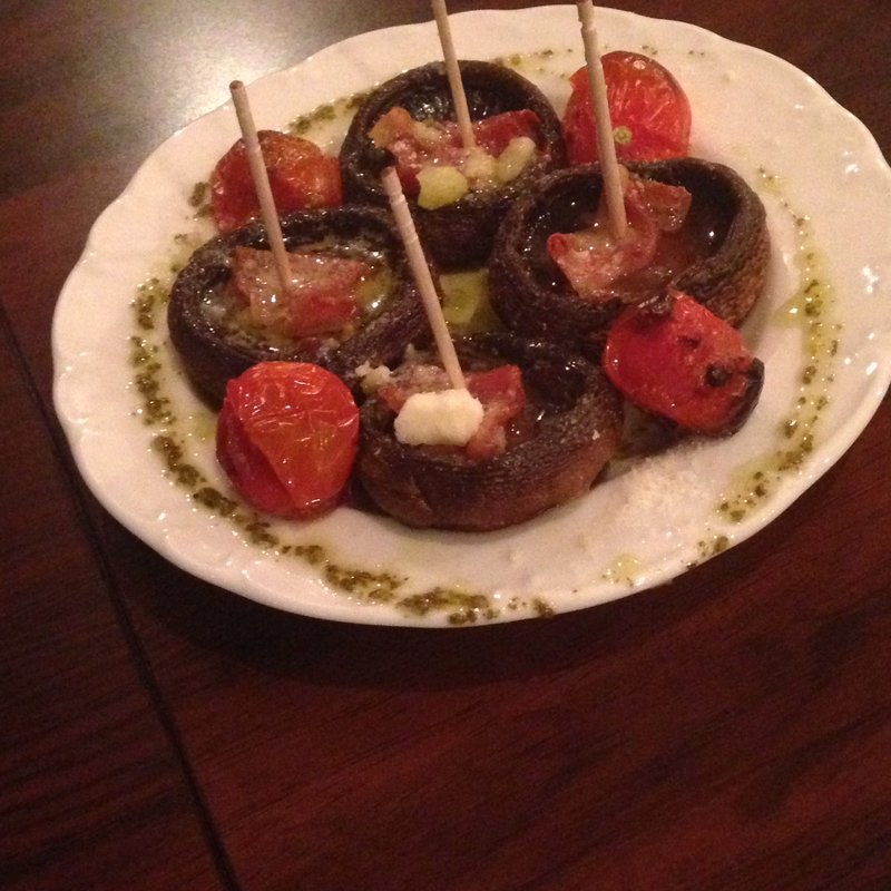 おつまみの伏兵マッシュルームの生ハム詰め(ビストロ酒場ジャンラフィット 蒲田東口店)