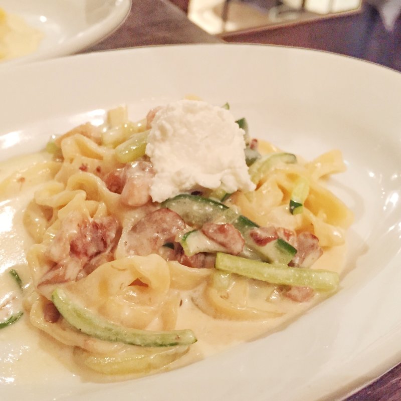 ズッキーニとポルチーニ茸、くるみのリコッタチーズソースのパスタ	(ナポリマニア （ＮＡＰＯLＩＭＡＮＩＡ）)