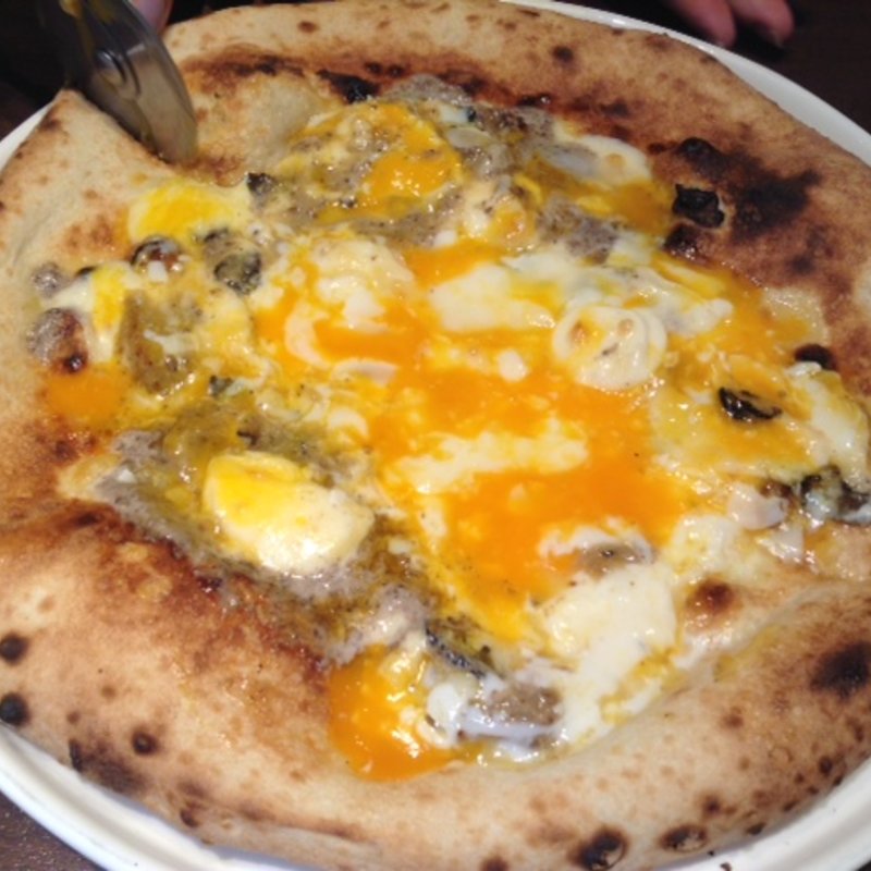 ピッツア　トリュフとポルチーニのビスマルク　(俺のフレンチ・イタリアン 松竹芸能 角座広場)