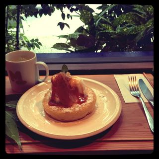 桃のパンケーキ(まどカフェ)