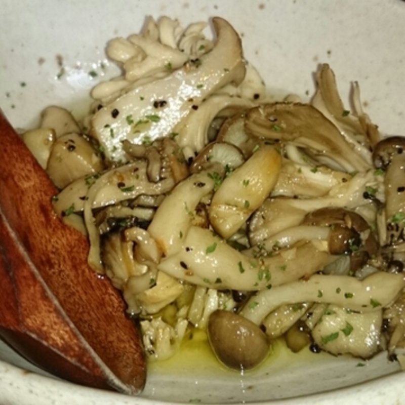 きのこのガーリックソテー(へちもん)