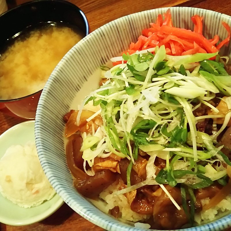 牛すじ煮込み丼(大衆酒場 匠)