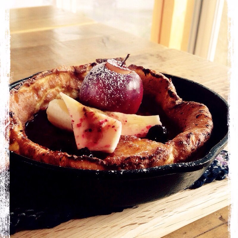 スキレットダッチベービー  姫リンゴ、フルーツ、自家製ベリーソース添え(torois)