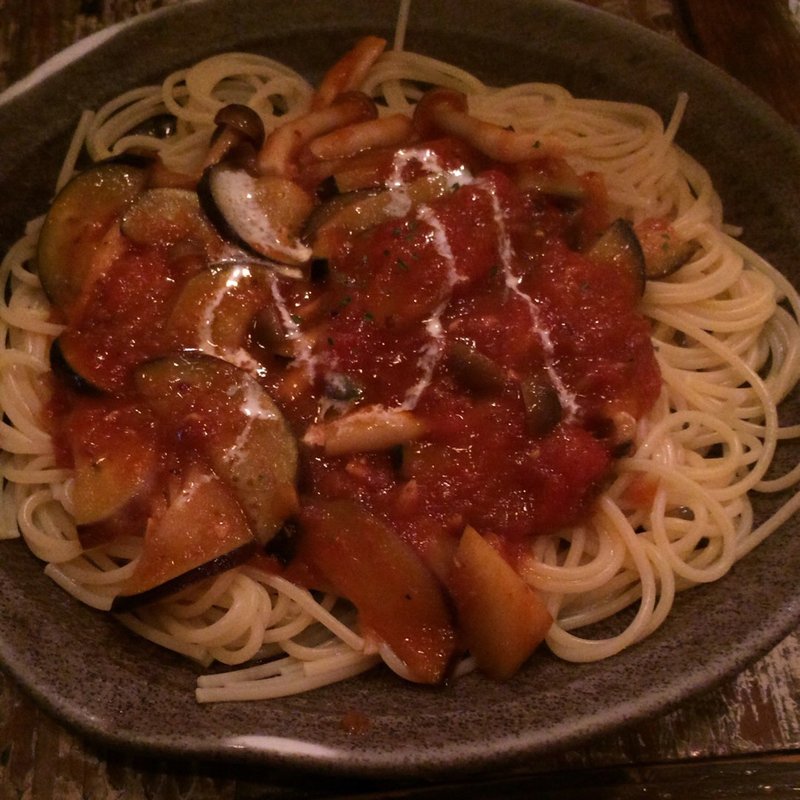 ナスとしめじのトマトソーススパゲティー(スパゲティーNokishita)