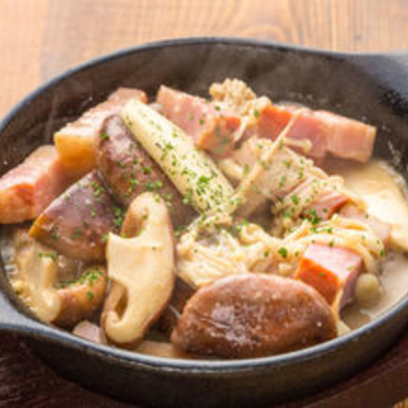 椎茸とベーコンのアンチョビアヒージョ(サカナバル コラーレ)