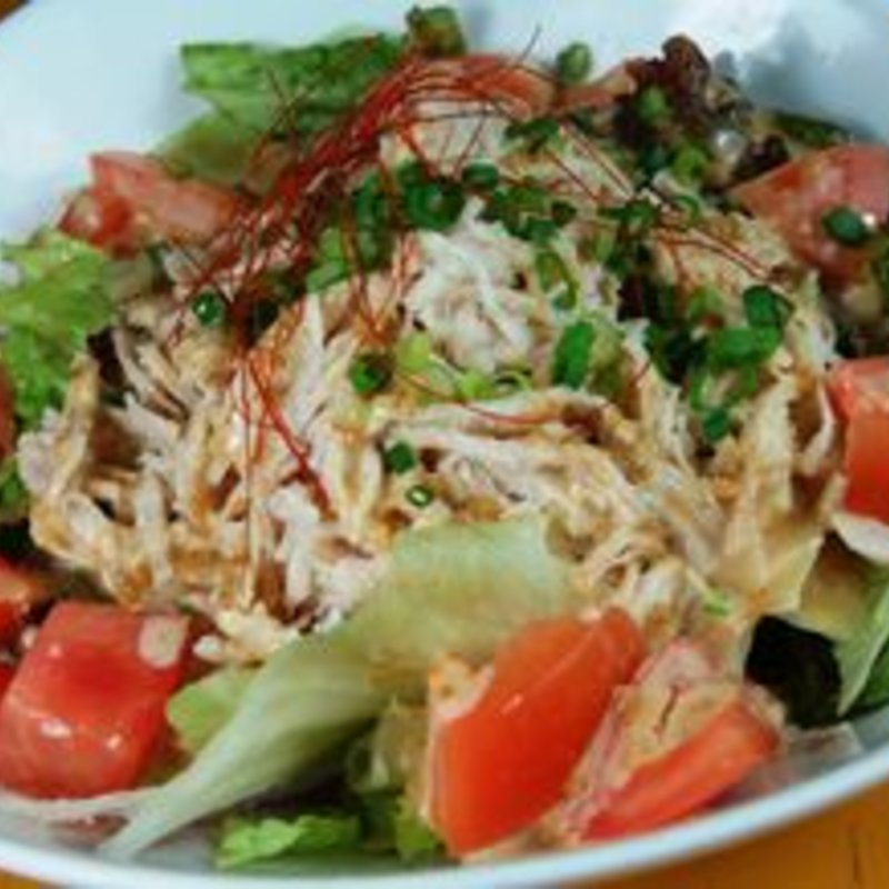 フレッシュトマトと地鶏ムネ肉のセサミンたっぷりゴマドレサラダ(寿一郎・二郎 )