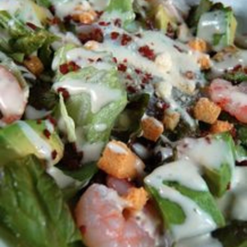 エビとアボカドの温玉のせシーザーサラダ(寿一郎・二郎 )