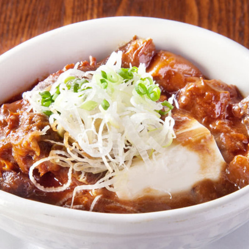 おすすめ 売れ筋 濃厚赤味噌仕立て 名物 牛すじもつ煮込み(くいしん坊大将 日暮里店)