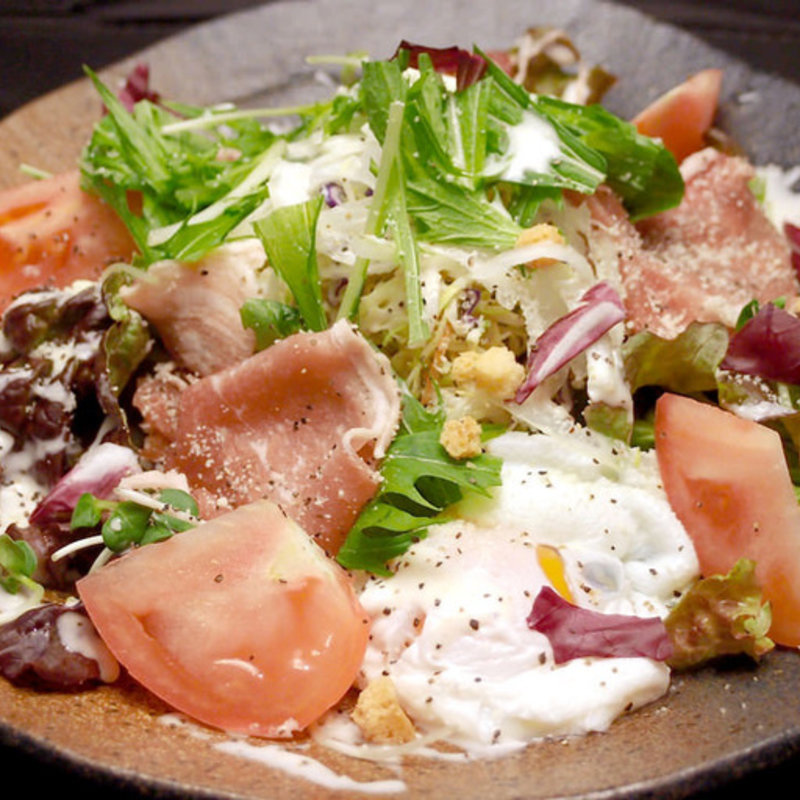 おすすめ 12時間燻した自家製スモークチーズ入り 生ハムと温泉卵のシーザーさらだ(くいしん坊大将 日暮里店)