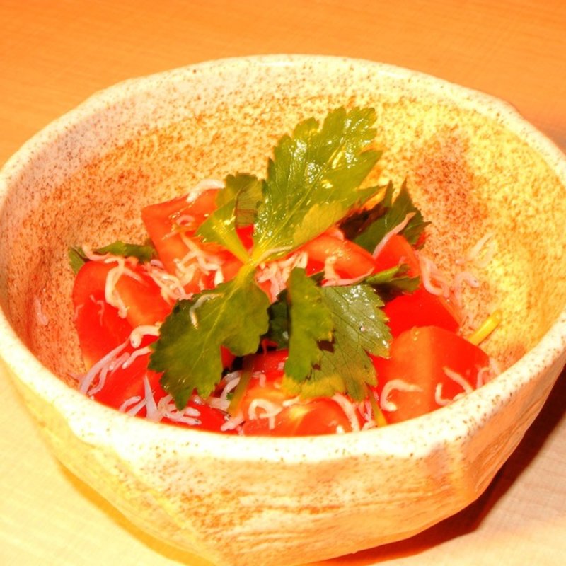 トマトとシラスと三つ葉のさっぱりサラダ(串揚げ酒場 日暮里ただいま)