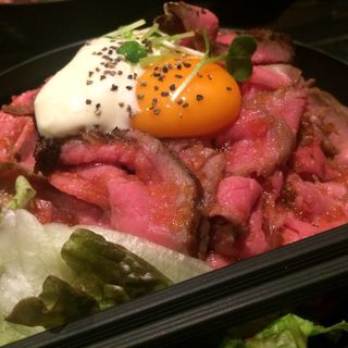 ローストビーフ丼(並盛り)(レッドロック 原宿店)