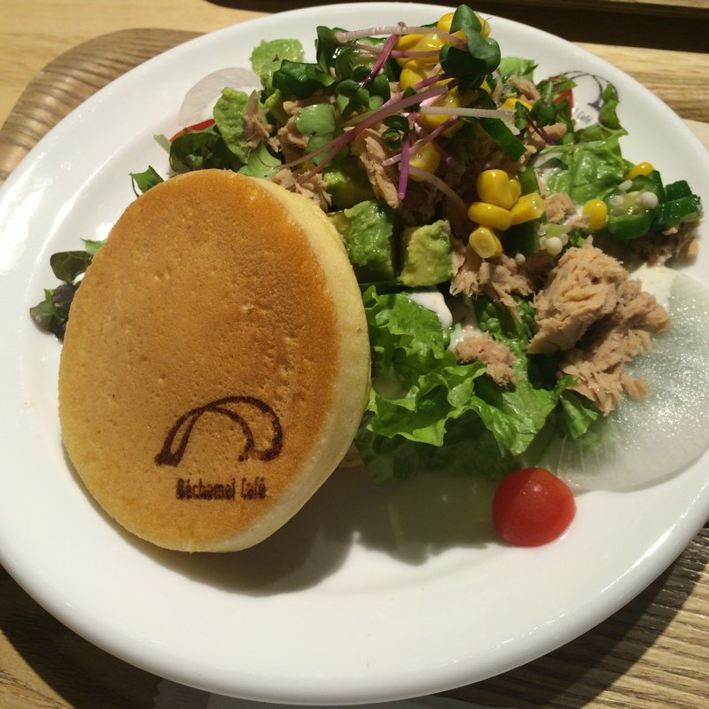 アボカドとツナミールのパンケーキ(Béchamel Café（ベシャメルカフェ）)