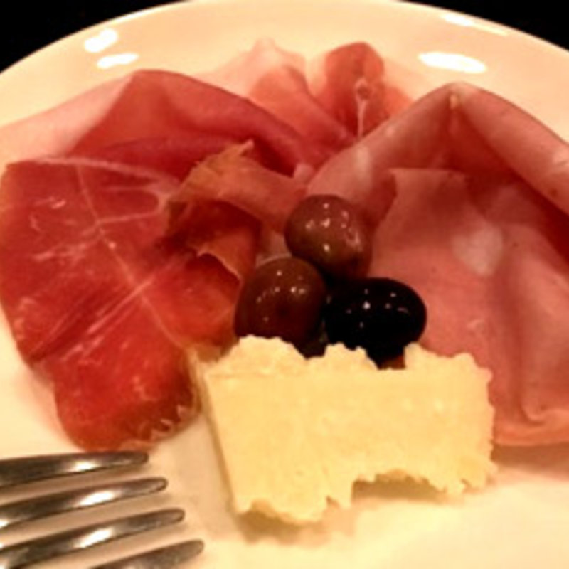 生ハムとオリーブ、チーズの盛り合わせ(ラモーネ （LAMONE）)