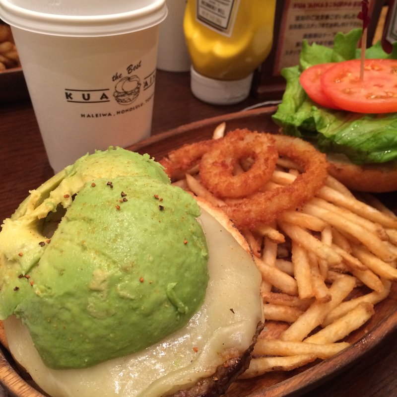 アボカドモッツァレラバーガー(KUA`AINA 横浜ベイクォーター店)