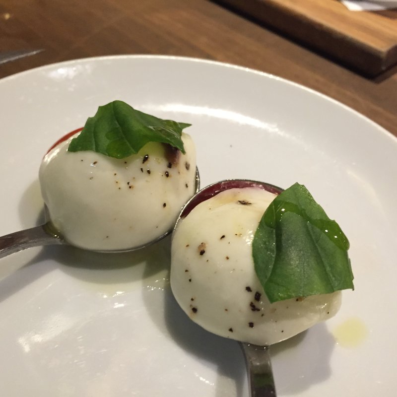 一口カプレーゼ(Trattoria Ciaoro（トラットリア・チャオロ）)