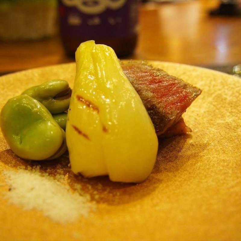 岩手牛、葉玉葱、空豆、トリュフ塩(日本橋 逢坂)