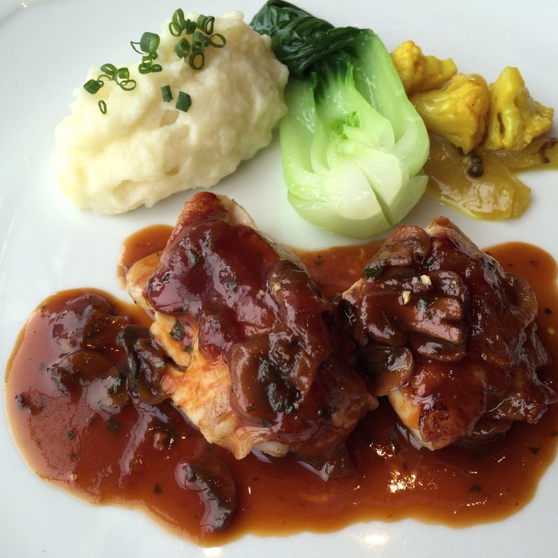 大山鶏のポワレ マッシルームソース(イグレック丸の内)