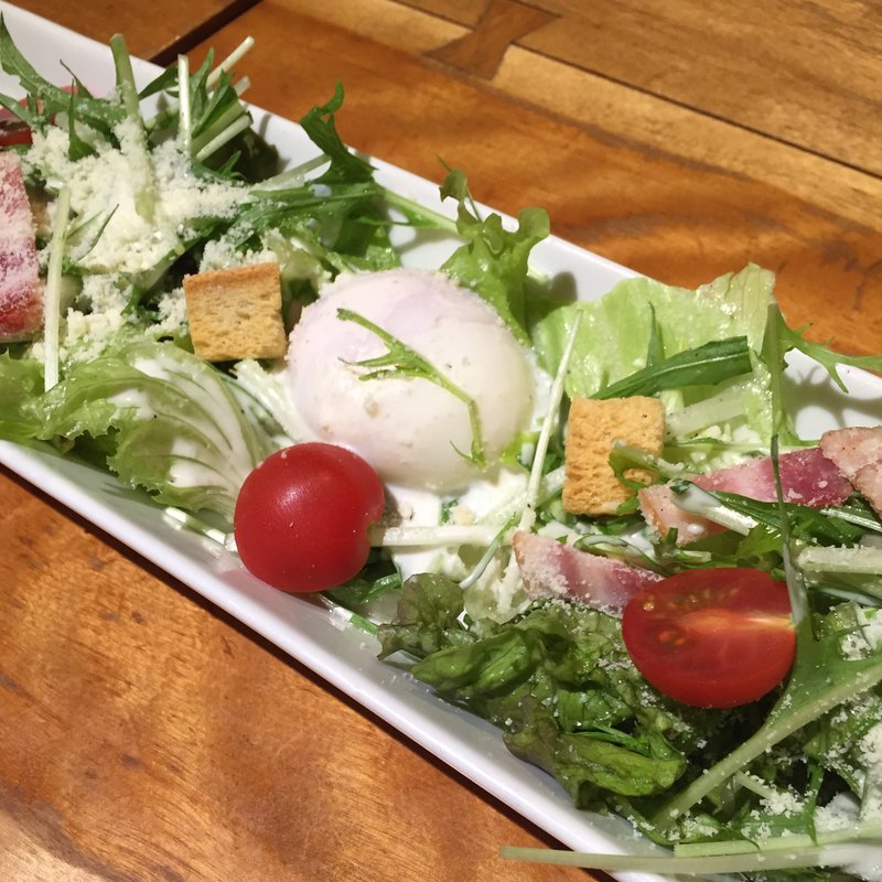半熟玉子のシーザーサラダ(おいない市場小路 四条烏丸店 （おいないいちばこうじ）)