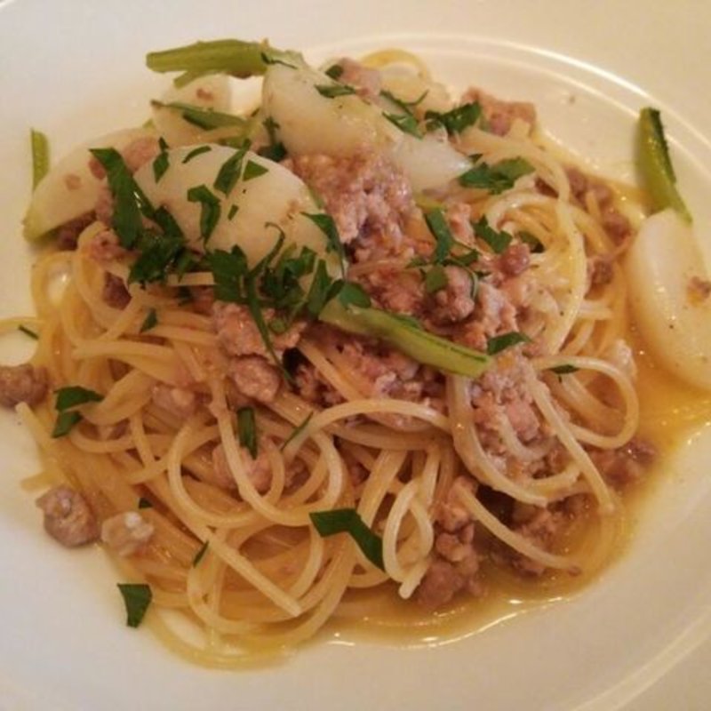 蕪と自家製サルシッチャのスパゲッティーニ(ファットリーア エッセ)