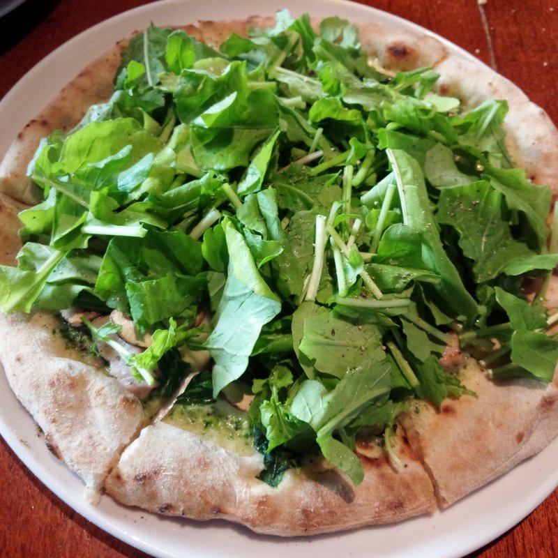 ほうれん草とブラウンマッシュルームのクリームソースのピッツァ ルッコラのトッピング(THE RIGOLETTO ocean club)