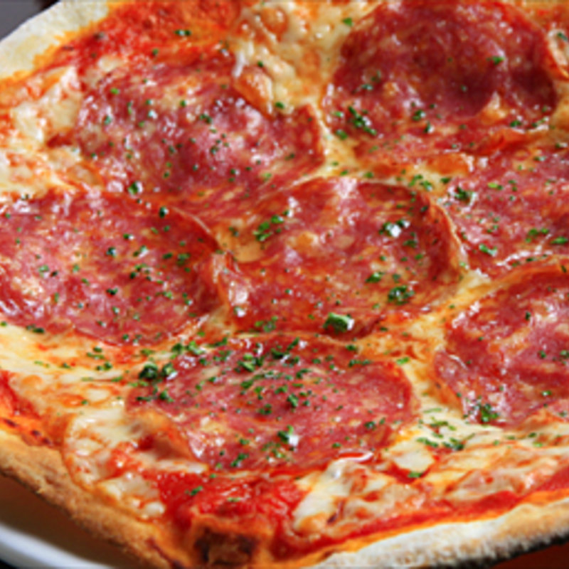 サラミのピザ(パブ カーディナル 銀座店)