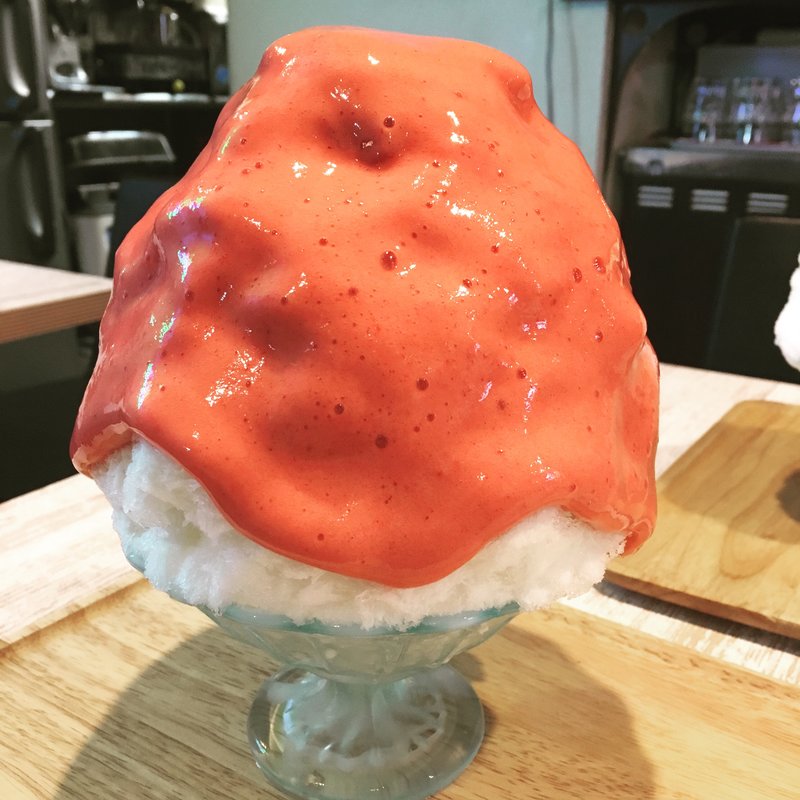 いちごエスプーマ(ブン ブン ブラウ カフェ ウィズ ビーハイヴ （Bum Bun BLau Cafe with BeeHive）)