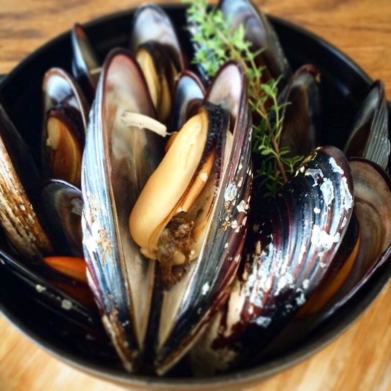 ムール貝の白ワイン蒸し(刻シラズ )