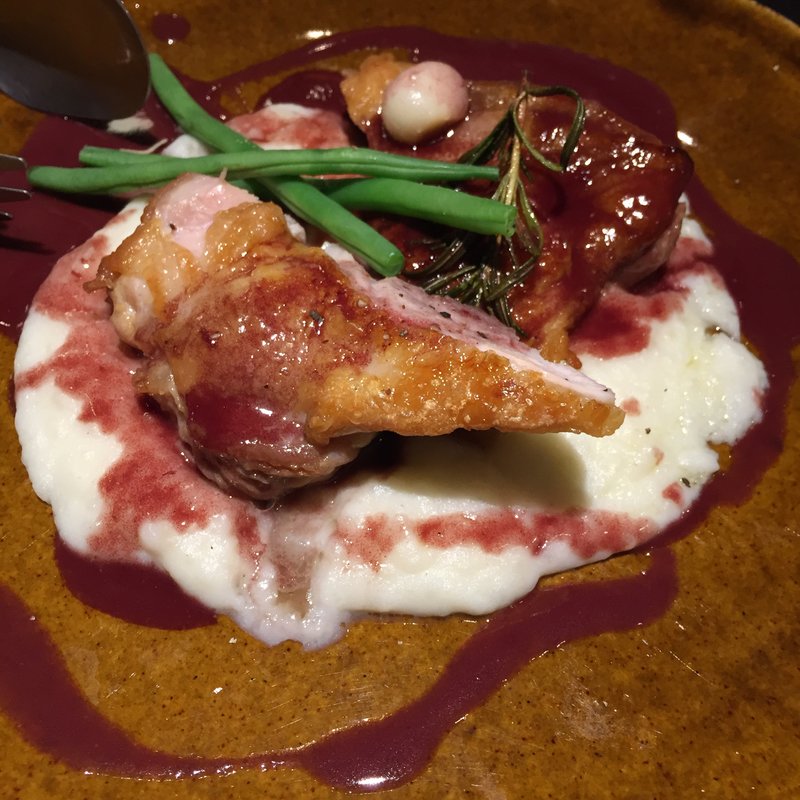 知床鶏モモ肉のソテー 赤ワインソース(トラットリア ブラックバード )