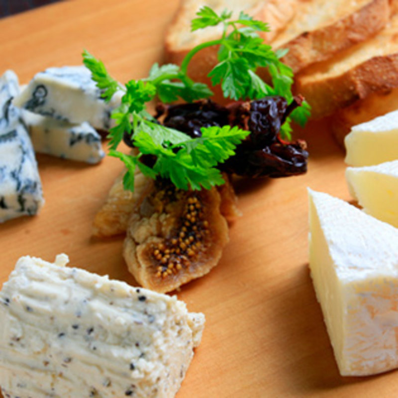 チーズ3種盛り合わせ(P.C.M. パブ・カーディナル・マルノウチ)