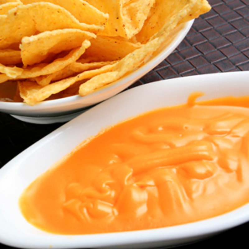 チップスとチーズソース(P.C.M. パブ・カーディナル・マルノウチ)