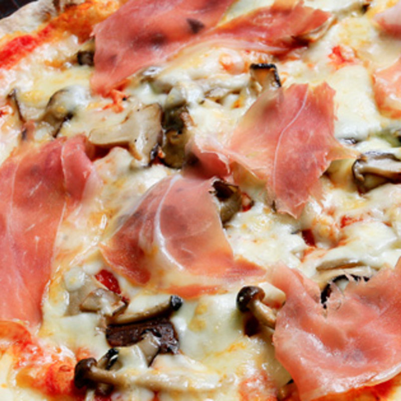 キノコと生ハムのチーズピッツァ(P.C.M. パブ・カーディナル・マルノウチ)