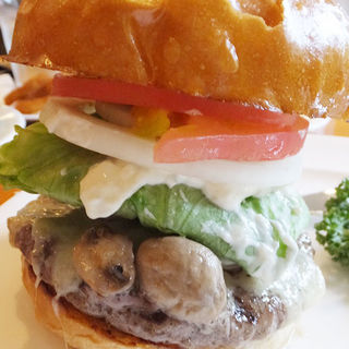 マッシュルームチーズバーガー(7025 フランクリン アベニュー)